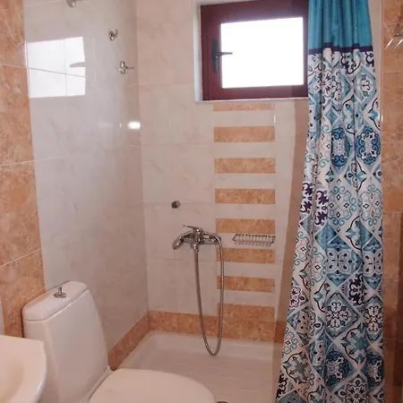 شقة τακης *